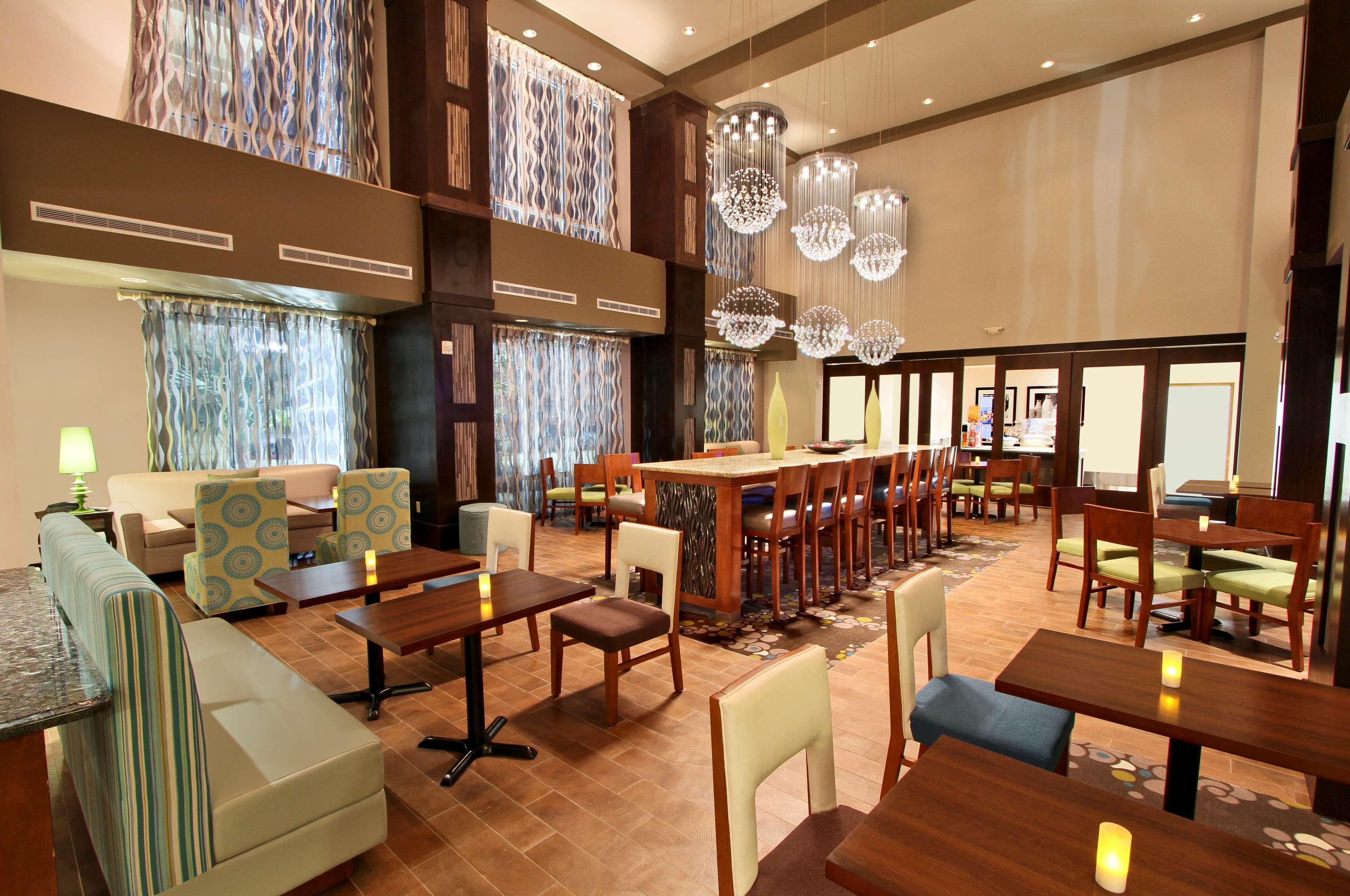 Hampton Inn & Suites Winnie Restaurante foto